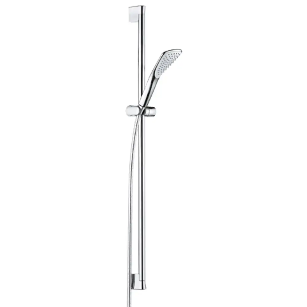 Brause-Set von Kludi mit Wandstange und Handbrause, die an einer vertikalen Stange montiert ist. Das Set hat eine chromierte Oberfläche.